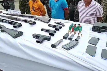 En el operativo se decomisó armas de fuego, celulares y armamento