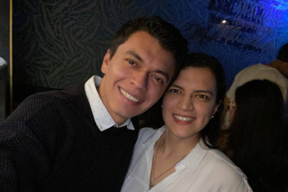 Hernán Mendoza junto a su hermana.