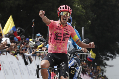 El festejo de Richard Carapaz tras ganar la etapa reina del Tour Colombia.