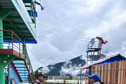 Guardias comunitarios revisa carros y personas en la feria