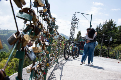 Cientos de enamorados llegan hasta el mirador de Guápulo, en el nororiente de Quito, para ‘sellar’ su amor. Colocan un candado en la reja del lugar y luego se deshacen de la llave.