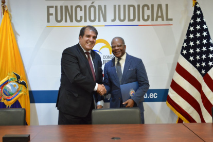 El presidente de la Judicatura, Álvaro Román, y el subsecretario Todd Robinson.