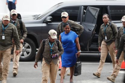 AME7997. BUENAVENTURA (COLOMBIA), 10/02/2024.- La vicepresidenta de Colombia Francia Márquez (c) llega a un encuentro con integrantes del Consejo de Seguridad de las Naciones Unidas hoy, en Buenaventura (Colombia). Los miembros del Consejo de Seguridad de la ONU se desplazaron este sábado al corazón del Pacífico colombiano para recibir testimonios sobre los avances y las múltiples necesidades que hay en esa región, mayoritariamente afrocolombiana e indígena, y donde aún se siente el azote del conflicto armado. EFE/ Ernesto Guzman