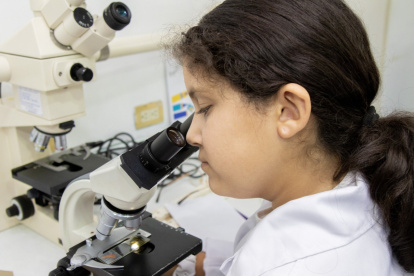 Una niña utiliza un microscopio en uno de los semilleros que cada año impulsa la Espol a través de programas como el Parque Ajá.