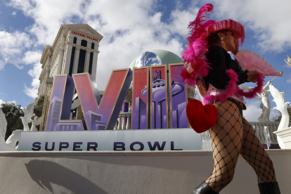 Las calles de Las Vegas lucen con cientos de aficionados y turistas que han llegado especialmente para el partido de NFL.