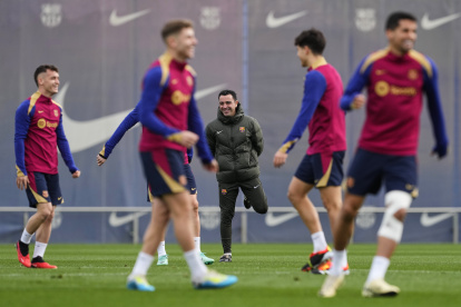 BARCELONA, 10/02/2024.- El entrenador del FC Barcelona, Xavi Hernández durante el entrenamiento del equipo en la ciudad deportiva Joan Gamper este sábado para preparar su enfrentamiento liguero contra el Granada FC. EFE/Alejandro García