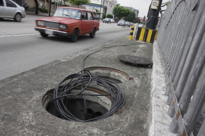 2 alcantarillas sin tapa y cables expuestos se encuentran en el parterre central que divide los carriles de la Av. de Las Américas cerca de la parada de la metrovía Aviación Civil Oeste dirección norte-sur antes de subir el puente que desemboca por el Colegio Simón Bolívar. Agencia (Ag-extra)