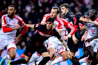 El tricolor Piero Hincapié (i) estuvo sólido en la defensa del Leverkusen ante el Bayern Múnich.