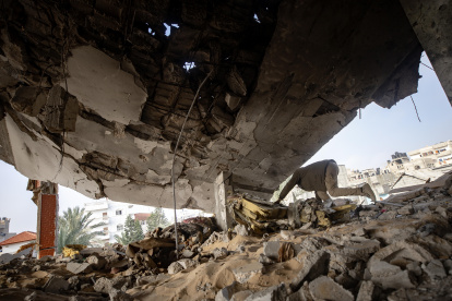 Gaza (---), 10/02/2024.- A Palestinian from the Ghannam family checks the damages inside the family home after an Israeli air strike hit the Rafah refugee camp, southern Gaza Strip, 10 February 2024. Israel"s Prime Minister Netanyahu on 09 February ordered the Israeli military to present a plan of evacuation of Palestinians from Rafah. Nearly 28,000 Palestinians and over 1,300 Israelis have been killed, according to the Palestinian Health Ministry and the Israel Defense Forces (IDF), since Hamas militants launched an attack against Israel from the Gaza Strip on 07 October 2023, and the Israeli operations in Gaza and the West Bank which followed it. EFE/EPA/HAITHAM IMAD