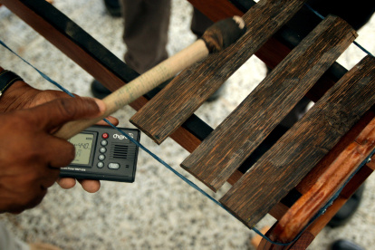 Fotografía de archivo de un músico colombiano durante un proceso de afinación de la marimba. EFE/MAURICIO DUEÑAS CASTAÑEDA
