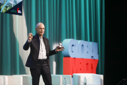 MADRID, 24/10/2023.- El aeronauta, explorador, psiquiatra y presidente de Solar Impulse Foundation, Bertrand Piccard, ofrece la conferencia "Nuevos paradigmas para el futuro" durante la segunda edición del congreso Global Mobility Call, organizado por IFEMA Madrid y Smobhub, que ha comenzado este martes en el recinto ferial madrileño con un 76 % más de participación y la celebración de 129 mesas redondas y conferencias. EFE/ David Fernández