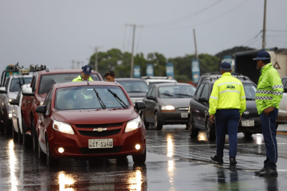 Autoridades realizan controles sobre todo en los peajes.