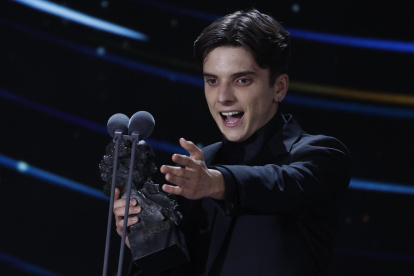 El actor argentino Matias Recalt tras recibir el Goya a ´Mejor actor revelación.