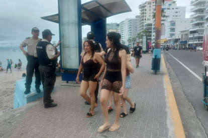 Los turistas llegan a las playas peninsulares.