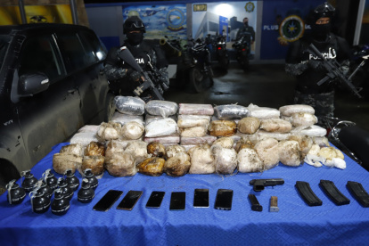 Los detenidos fueron presentados junto con lo decomisado.