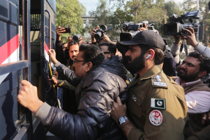 Lahore (Pakistan), 11/02/2024.- Pakistani police detain supporters of the Pakistan Tehrik-e-Insaf (PTI) political party, who gathered to protest as they allege rigging in the general elections, in Lahore, Pakistan, 11 February 2024. The Election Commission of Pakistan (ECP) has started releasing the results of the recent general elections after a 12-hour delay. The election took place amidst security measures, including mobile and internet restrictions, and the outcome remains uncertain as no clear winner has emerged yet. (Elecciones, Protestas) EFE/EPA/RAHAT DAR