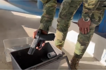 En la cárcel de Cotopaxi, los militares hallaron un arma dentro de un reflector de luz de la prisión.