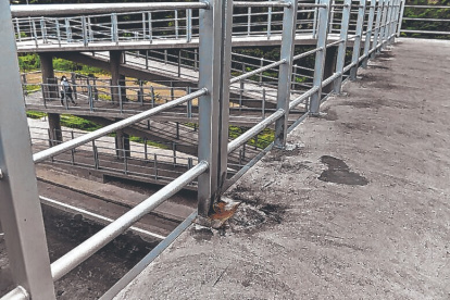 Quito: Los moradores pueden circular por los puentes atentados, según la entidad Municipal, no representa un peligro.