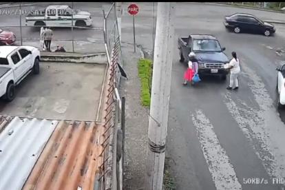 El cuerpo de la adulta mayor quedó sobre la acera, vecinos pidieron ayuda