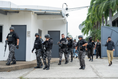 Policías y militares recorren el territorio nacional.