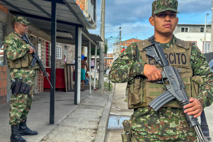 Fotografía cedida por el Ejército de Colombia que muestra soldados durante una labor de patrullaje hoy, en Tuluá, Valle del Cauca (Colombia).