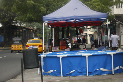 PISCINAS APOSTADAS EN LAS ACERAS Y CALLES DE GUAYAQUIL, PESE A ORDENANZA DE NO PONER PISCINAS EN LAS CALLES, REDACTOR MARIO VALIENTE, 10 DE FEBRERO DEL 2024- AMELIA ANDRADE Guayaquil-Ecuador Agencia (Ag-ecpreso)