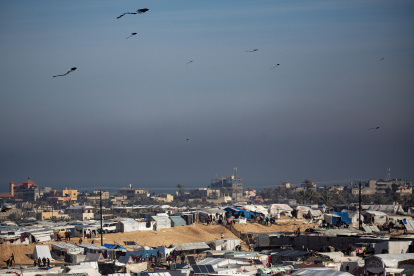 Gaza (---), 08/02/2024.- Kites fly over the Rafah refugee camp for internally displaced Palestinians at the Gaza border with Egypt, southern Gaza Strip, 08 February 2024. Since 07 October 2023, up to 1.9 million people, or more than 85 percent of the population, have been displaced throughout the Gaza Strip, some more than once, according to the United Nations Relief and Works Agency for Palestine Refugees in the Near East (UNRWA), which added that most civilians in Gaza are in "desperate need of humanitarian assistance and protection". (Egipto) EFE/EPA/HAITHAM IMAD