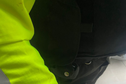El uniformado sufrió heridas en el rostro y en la cabeza