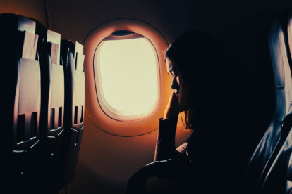 Lo ideal es dormir gran parte del viaje, pero asegurándose que el cuerpo se mantenga recostado.