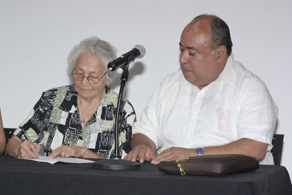Firma. Ariel Montoya y organizadora del II Festival.