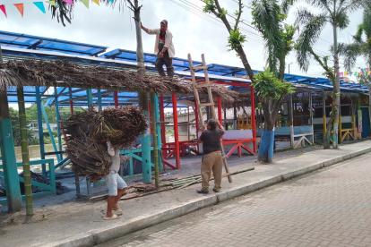 Los dueños cambiaron los techos de los locales para el feriado.
