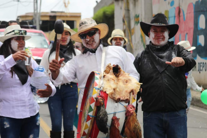 En Guaranda hubo desfiles con música y juegos con agua y harina en las calles.