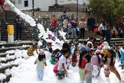 Los niños disfrutaron de la espuma carnavalera en la plaza.