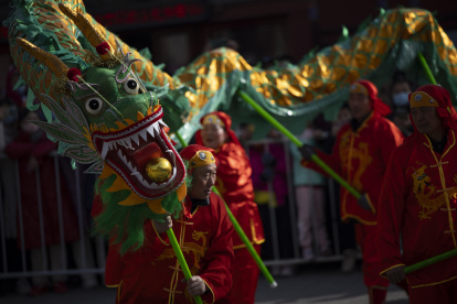 Beijing (China), 11/02/2024.- Performers in action during a Dragon Dance at the Dongyue Temple in Beijing, China, 11 February 2024. Celebrations for the Lunar New Year of the Dragon are being held across China during Spring Festival week. EFE/EPA/ANDRES MARTINEZ CASARES