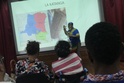 El educador, artista e investigador afroecuatoriano Ibsen Hernández Valencia da una charla magistral sobre el origen del negro en Ecuador y las huellas que dejaron a través de objetos y mitos. Uno de los aportes es la catanga y la tunda.