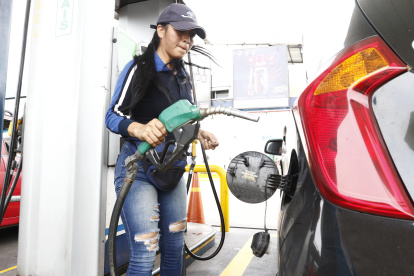Gasolinera. En Guayaquil, una empleada pone gasolina a un carro.