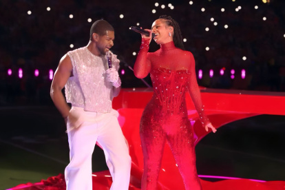 Usher junto a Alicia Keys interpretando "My Boo".