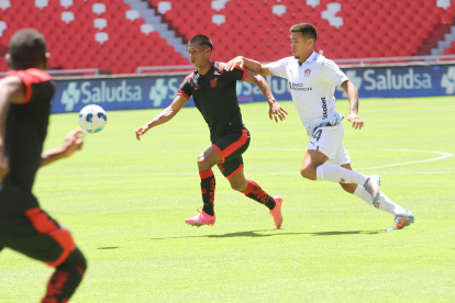El zaguero argentino Andrés Zanini (d) durante el juego amistoso ante Técnico Universitario.