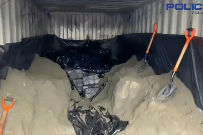 Un can antinarcóticos halló el rastro de la cocaína, que estaba enterrada en el concentrado de mineral.