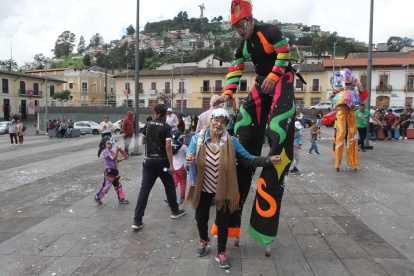 Adultos y niños disfrutaron del ambiente de carnaval en el Boulevar 24 de Mayo