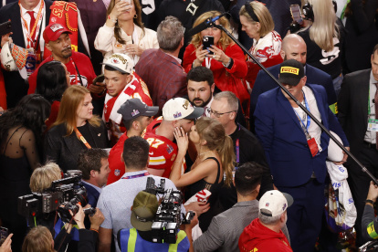 Le da un gran beso aTravis Kelce.
