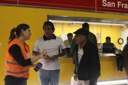 En las 15 estaciones se encuentran los funcionarios que llevan un chaleco naranja. Ellos se encargan de vigilar la seguridad operacional y garantizar la buena experiencia de los usuarios