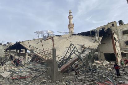 Destrozos en la mezquita de Al Hudda, en Rafah, este lunes 12 de febrero de 2024. Unas 164 personas murieron y otras 200 resultaron heridas por ataques israelíes en varios puntos de Gaza durante las últimas 24 horas.