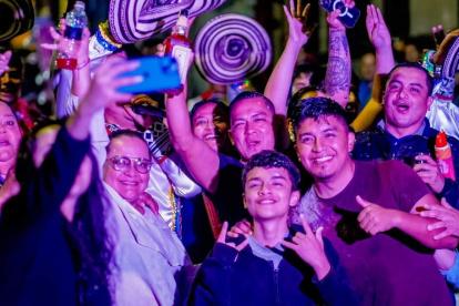 Turistas disfrutaron de los desfiles, carros alegóricos, conciertos de artistas nacionales y extranjeros