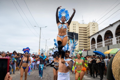 Actividad. El desfile cultural en Salinas fue uno de los que atrajo a más visitantes.