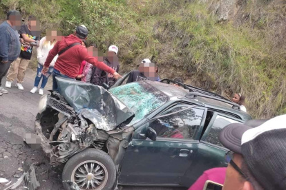 Personas quedaron atrapadas entre los fierros retorcidos