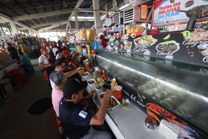 TRANSITO POR FALTA DE PARQUEOS EN MERCADO DE SAUCES NUEVE PERIODISTA : JOSUE ANDRADE FECHA : 27/01/2024 AGENCIA : ( AG-EXPRESO )