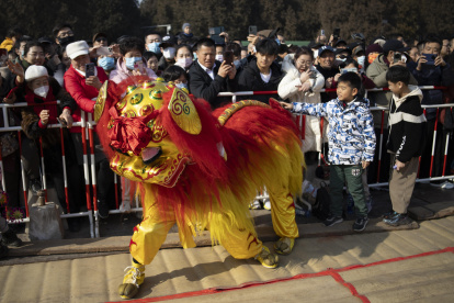 Beijing.- Un grupo de personas ven un desfile en China.