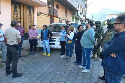 El equipo de la Defensoría del Pueblo con habitantes de Urcuquí.