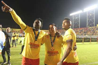Roberto Ordóñez (i) fue campeón con Aucas en 2022. En la celebración estuvo con el entrenador César Farías (c), quien hizo que regrese al equipo principal del Papá.